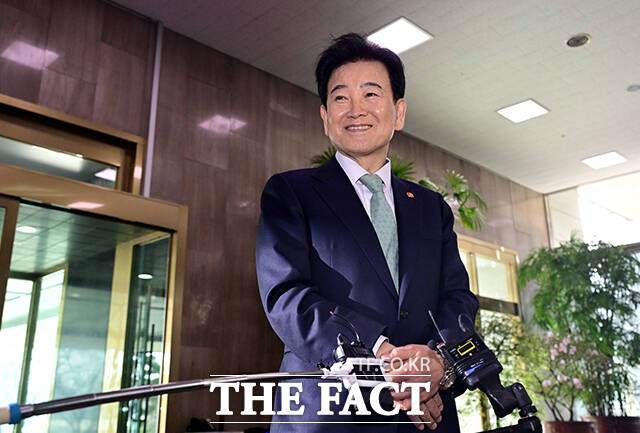 정동영 통일부 장관이 16일 오전 서울 종로구 정부서울청사로 출근하며 북미 대화와 관련한 입장을 밝히고 있다. /임영무 기자