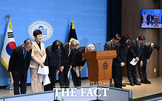 윤석열 정권 정치검찰 조작기소 진상규명을 위한 국정조사 추진관련 기자회견 열고 발언하는 이재강 더민초 대표(가운데).