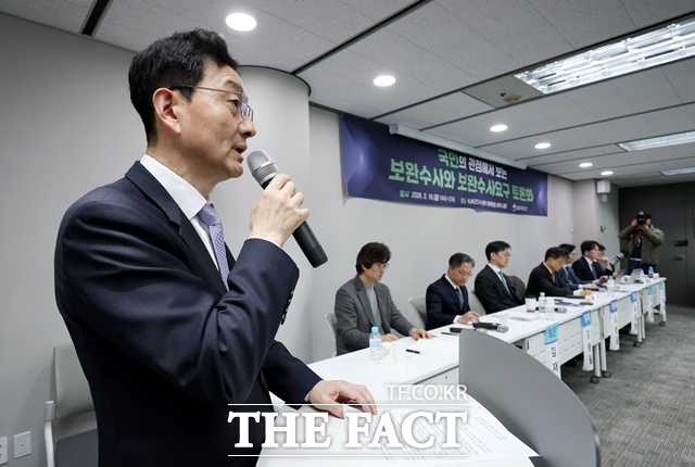 검찰개혁추진단 단장인 윤창렬 국무조정실장은 인사말에서 “검찰개혁에 반할 수 없는 대원칙은 수사·기소 분리를 통한 국민 권익 보호”라며 “정부는 이러한 과제의 해답을 찾기 위해 현장과 국민의 목소리에서 귀 기울이겠다”고 말했다. /뉴시스