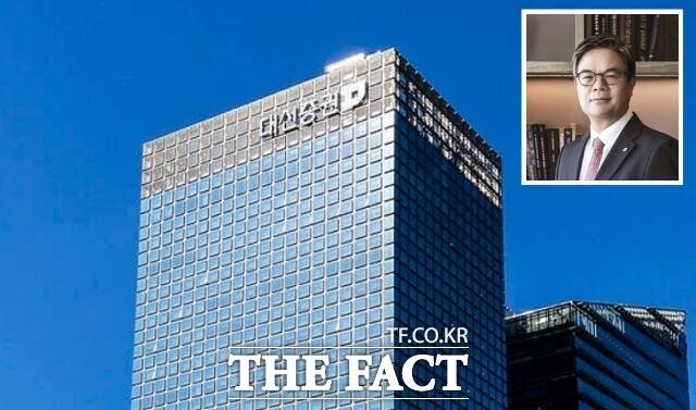 대신증권이 진승욱 대표(오른쪽 위) 체제 출범을 앞둔 가운데 전직 직원의 주가조작 사건이 불거지며 내부통제 시스템이 시험대에 올랐다는 평가가 나온다. /더팩트DB