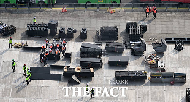 그룹 방탄소년단(BTS) 컴백 공연을 닷새 앞둔 16일 오전 공연이 예정된 서울 광화문광장에는 무대 설치 작업이 진행되고 있다. /임영무 기자