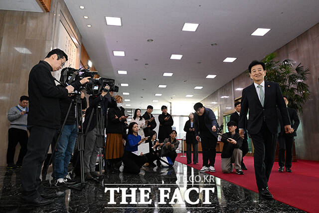 정동영 통일부 장관이 16일 오전 서울 종로구 정부서울청사로 출근하며 도널드 트럼프 대통령의 북미 대화와 관련한 입장을 밝히고 있다. /김성렬 기자