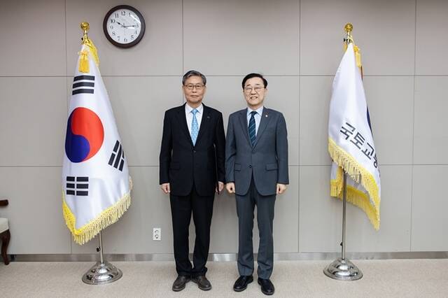 김윤덕 국토교통부 장관이 16일 오전 정부세종청사에서 김태승 한국철도공사 신임사장에게 임명장을 전수했다. /국토교통부