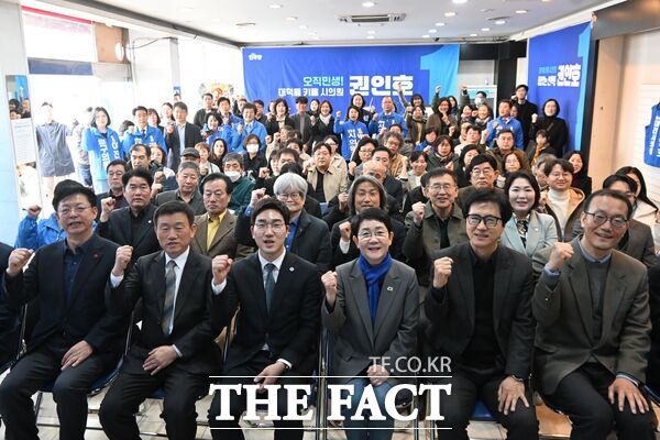 권인호 예비후보가 14일 개소식을 열고 대전시의원 선거 대덕구 제3선거구(비래, 송촌, 중리) 출마를 공식 선언하며 본격적인 선거전에 돌입한 가운데 박정현 국회의원을 비롯해 장철민·장종태 국회의원, 허태정 전 대전시장 등 지역주민 및 원로 다수가 참여했다. /권인호 예비후보