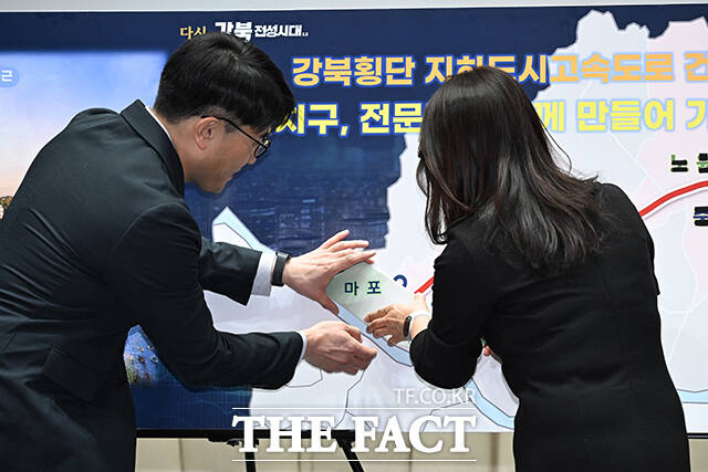 오세훈 서울시장(가운데)이 16일 오전 서울 중구 서울시청에서 열린 '강북횡단지하고속도로 건설 정책협의회 발족식'에서 정책협의체 구성원 등 참석자들과 기념촬영을 하고 있다. /박헌우 기자