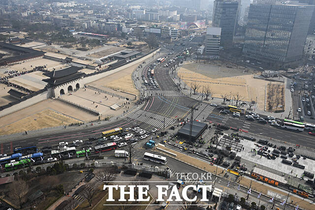 그룹 방탄소년단(BTS)의 광화문 콘서트를 닷새 앞둔 16일 오전 서울 종로구 광화문 월대 앞으로 무대가 설치되고 있다. /김성렬 기자