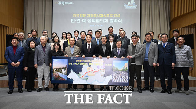 오세훈 서울시장(가운데)이 16일 오전 서울 중구 서울시청에서 열린 '강북횡단지하고속도로 건설 정책협의회 발족식'에서 정책협의체 구성원 등 참석자들과 기념촬영을 하고 있다. /박헌우 기자