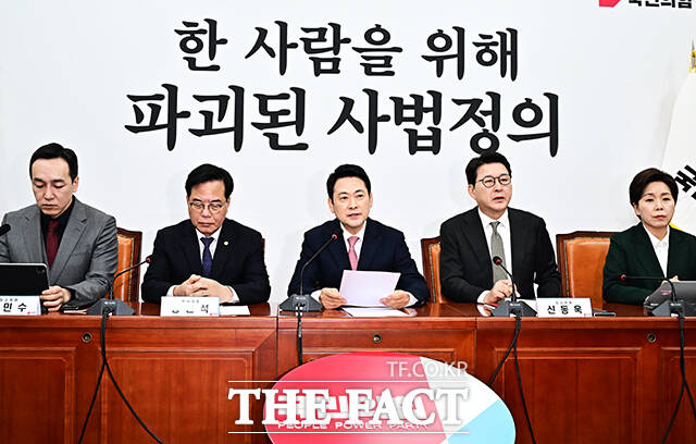 장동혁 국민의힘 대표(오른쪽)가 16일 오전 서울 여의도 국회에서 열린 최고위원회의에 참석해 모두발언을 하고 있다. 왼쪽은 송언석 원내대표. /국회=배정한 기자