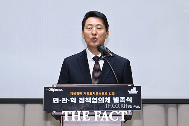 오세훈 서울시장(가운데)이 16일 오전 서울 중구 서울시청에서 열린 '강북횡단지하고속도로 건설 정책협의회 발족식'에서 정책협의체 구성원 등 참석자들과 기념촬영을 하고 있다. /박헌우 기자