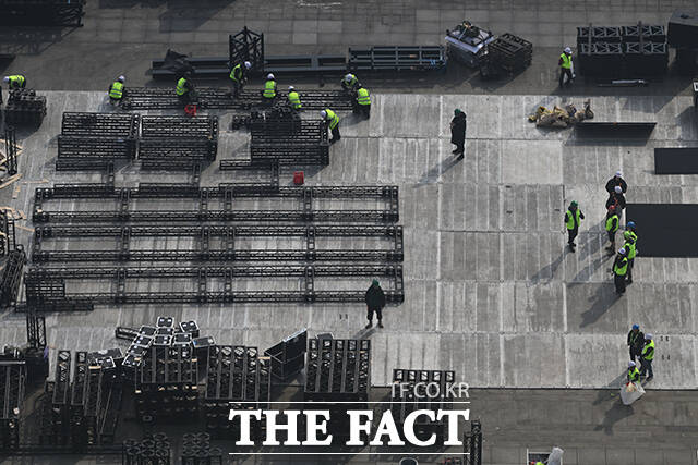 그룹 방탄소년단(BTS)의 광화문 콘서트를 닷새 앞둔 16일 오전 서울 종로구 광화문 월대 앞으로 무대가 설치되고 있다. /김성렬 기자