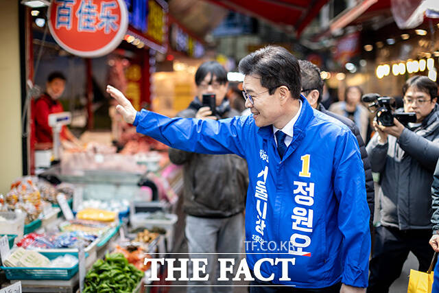 정원오 예비후보가 시민들에게 인사를 하고 있다.