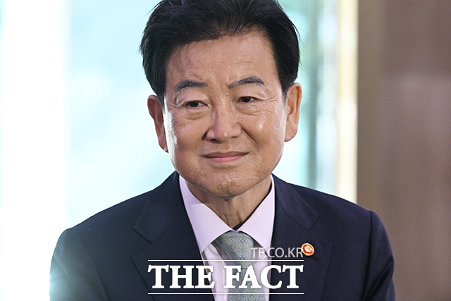 정동영 통일부 장관이 16일 오전 서울 종로구 정부서울청사로 출근하며 도널드 트럼프 대통령의 북미 대화와 관련한 입장을 밝히고 있다. /김성렬 기자