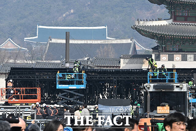 그룹 방탄소년단(BTS)의 광화문 콘서트를 닷새 앞둔 16일 오전 서울 종로구 광화문 월대 앞으로 무대가 설치되고 있다. /김성렬 기자