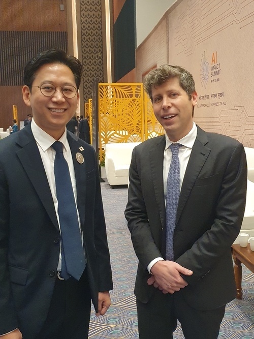 지난달 19일 (현지시간) 인도 뉴델리에서 개최되고 있는 ‘2026 인도 AI 영향 정상회의’에 대한민국 수석대표로 참석한 배경훈 부총리 겸 과학기술정보통신부 장관이 샘 올트먼 오픈AI CEO와 만나 기념 촬영하고 있다. /과학기술정보통신부