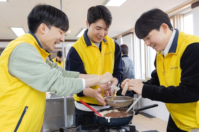 HDC현대산업개발 신입사원들은 13일 서울시 북부여성발전센터에서 노원구 지 역 아이들을 위한 간식을 직접 만들어 전달하는 봉사활동을 진행했다. /HDC현대산업개발