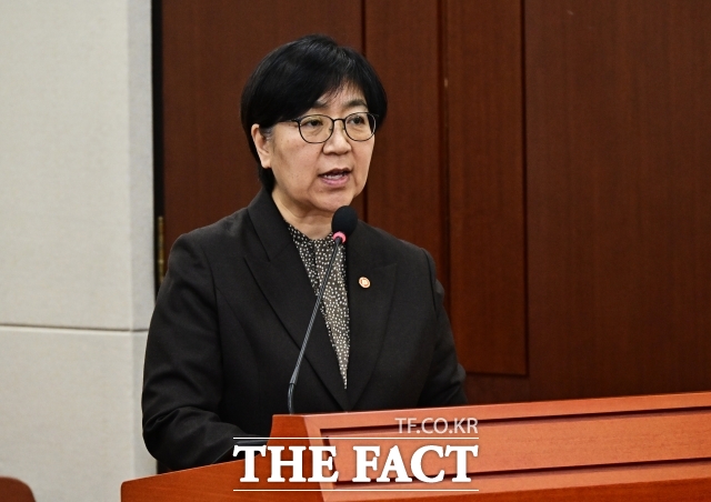 보건복지부는 한국농아인협회 특정감사와 중앙수어통역센터 위탁사업을 점검한 결과 간부 보조비 초과지급 등 부적절한 문제가 발생해 수사의뢰와 시정 등 처분조치를 내렸다고 16일 밝혔다. 한국농아인협회 17건, 중앙수어통역센터 6건 등 23건의 비위 행위를 적발하고 기관경고 13건, 시정 9건, 통보 16건 등 49건 처분을 시행했다. 사진은 정은경 보건복지부 장관이 지난 2월 26일 오전 서울 여의도 국회에서 열린 보건복지위원회 전체회의에 출석해 현안보고를 하는 모습. /국회=배정한 기자