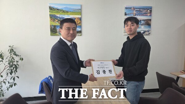 김종천 전 대전시의회의장(왼쪽)이 16일 제9회 전국동시지방선거 대전시 서구청장 예비후보 등록을 마쳤다. /김종천 전 의장 제공