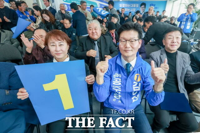 김정섭 공주시장 예비후보가 15일 공주시 신관동 선거사무소에서 선거대책위원회를 출범시키면서 단체 기념촬영하고 있다. /김정섭 캠프