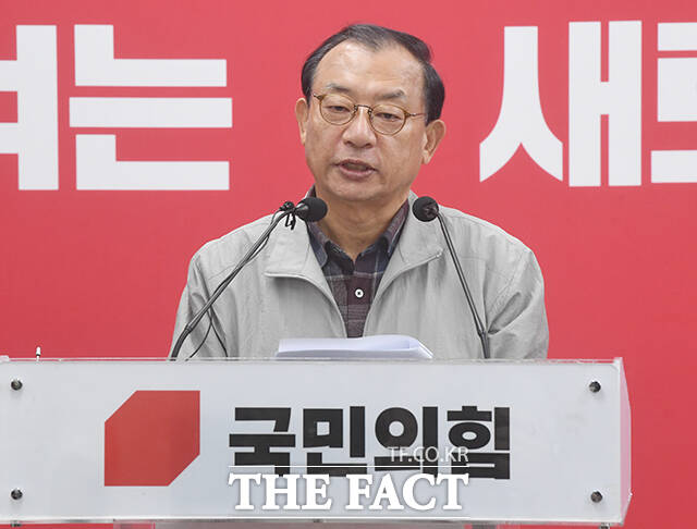 이정현 국민의힘 공천관리위원장(왼쪽)이 16일 오전 서울 영등포구 국민의힘 중앙당사에서 충북도지사 관련 브리핑을 하고 있다. /박상민 기자