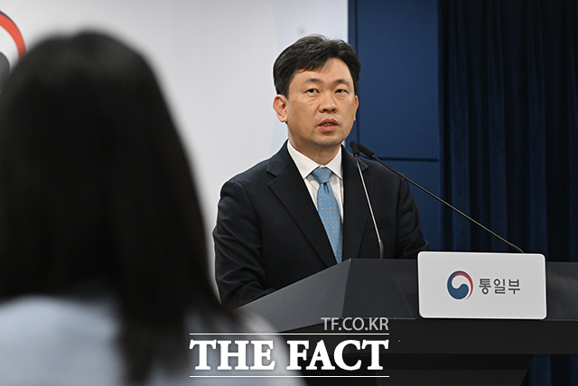 윤민호 통일부 대변인이 16일 오전 서울 종로구 정부서울청사에서 현안 관련 정례브리핑을 하고 있다. /김성렬 기자