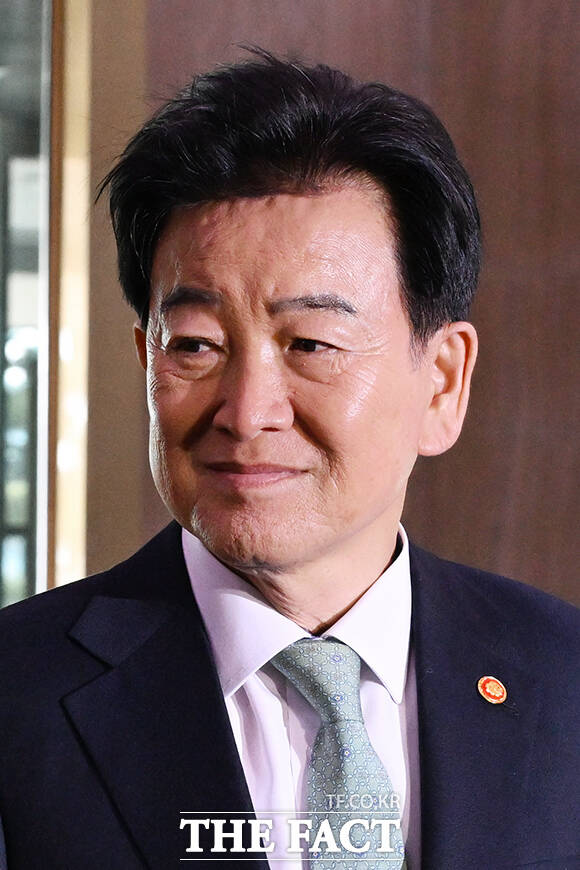 정동영 통일부 장관이 16일 오전 서울 종로구 정부서울청사로 출근하며 도널드 트럼프 대통령의 북미 대화와 관련한 입장을 밝히고 있다. /김성렬 기자