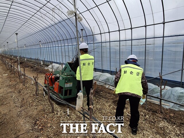 화순군이 영농부산물 안전 처리 지원사업을 실시하고 있다. /화순군