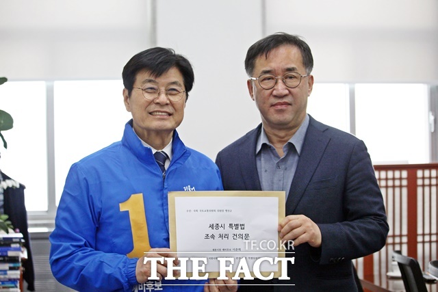 이춘희 세종시장 예비후보(왼쪽)가 맹성규 국회 국토교통위원장을 면담하고 행정수도 특별법 조속 처리를 촉구하고 있다. /이춘희 캠프