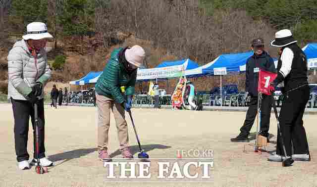 이번 대회는 지역 동호인 4개 팀 80여 명이 참가해 단체전과 개인전으로 나눠 실력을 겨뤘고 선수들은 그라운드골프를 통해 친목과 화합을 다지며 생활체육의 즐거움을 함께 나눴다. /고령군