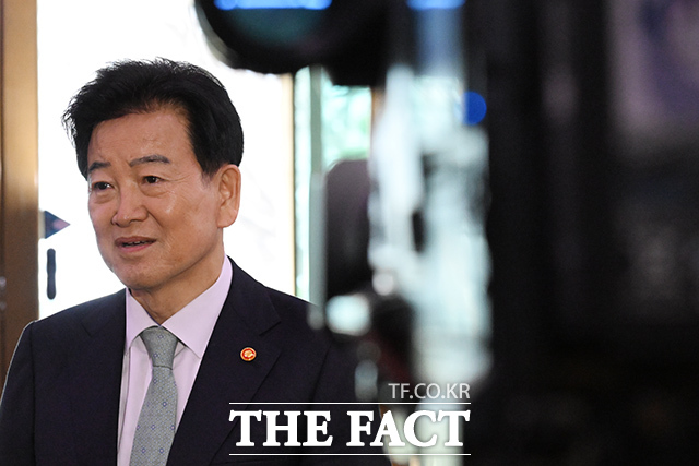 정동영 통일부 장관이 16일 오전 서울 종로구 정부서울청사로 출근하며 도널드 트럼프 대통령의 북미 대화와 관련한 입장을 밝히고 있다. /김성렬 기자