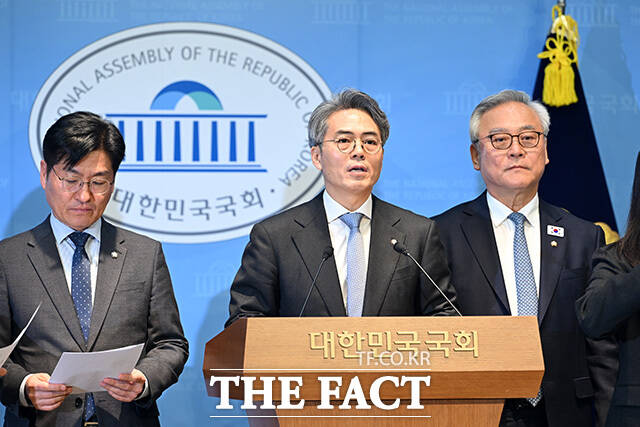 윤석열 정권 정치검찰 조작기소 진상규명을 위한 국정조사 추진관련 기자회견 열고 발언하는 이재강 더민초 대표(가운데).