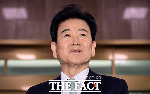 정동영 통일부 장관이 16일 오전 서울 종로구 정부서울청사로 출근하며 북미 대화와 관련한 입장을 밝히고 있다. /임영무 기자