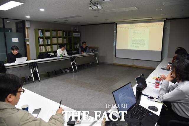 국립순천대학교 10·19연구소 소속 여경수 학술연구교수가 국가폭력연구 모임에서 네팔 진실화해위원회 사례를 주제로 발표를 진행하고 있다. /국립순천대학교