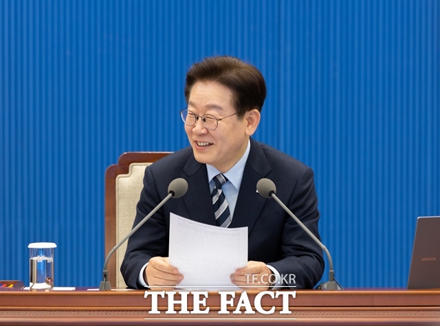 이재명 대통령은 16일 케이팝데몬헌터스의 아카데미 2관왕에 더할 나위 없이 큰 자부심을 안겨줬다며 축하를 보냈다. 이 대통령이 12일 청와대에서 수석보좌관회의를 주재하며 미소를 짓고 있다. /청와대