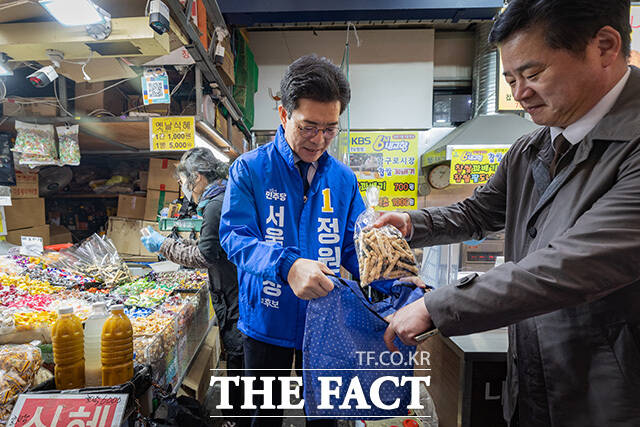 정원오 예비후보가 시민들에게 인사를 하고 있다.