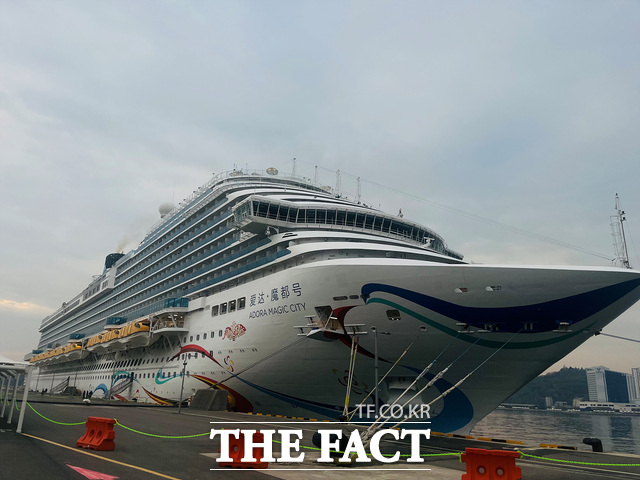 15일 중국 대형 크루즈 아도라 매직시티호가 여수항에 입항해 있다. /여수시