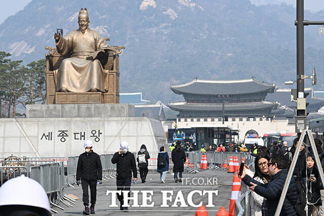 그룹 방탄소년단(BTS)의 광화문 콘서트를 닷새 앞둔 16일 오전 서울 종로구 광화문 월대 앞으로 무대가 설치되고 있다. /김성렬 기자