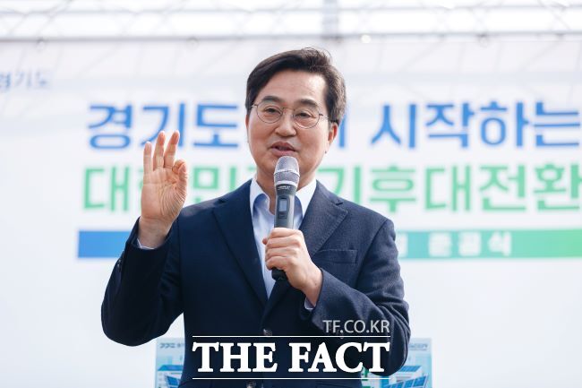 김동연 경기도지사가 16일 시흥시 근로자종합복지관에서 ‘도민과 함께하는 기후정책 타운홀 미팅’을 하고 있다. /경기도