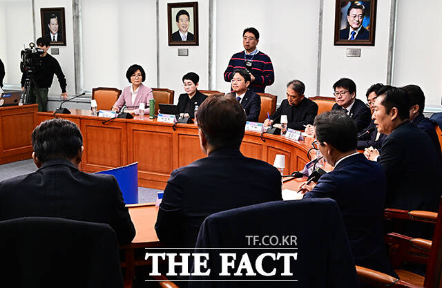 정청래 더불어민주당 대표(왼쪽 두번째)가 16일 오전 서울 여의도 국회에서 열린 시·도당위원장협의회 회의에 참석해 모두발언을 하고 있다. /국회=배정한 기자