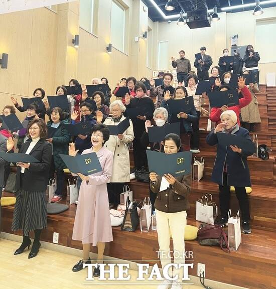 대전평생교육진흥원은 16일 대전사회혁신센터 커먼즈필드 모두의 공터에서 입학생 30명과 가족, 담임교사 등 총 40여 명이 참석한 가운데 2026년 초등학력인정 성인문해교육 행복교실 입학식을 열었다. /대전평생교육진흥원