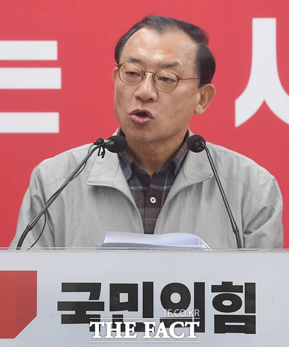 이정현 국민의힘 공천관리위원장(왼쪽)이 16일 오전 서울 영등포구 국민의힘 중앙당사에서 충북도지사 관련 브리핑을 하고 있다. /박상민 기자