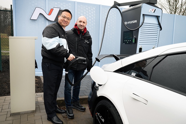 (왼쪽부터)박준우 현대차 N매니지먼트실장(상무), 잉고 뵈더(Ingo Boeder) 뉘르부르크링 CEO가 '뉘르부르크링 N 급속 충전소' 개소식에서 기념 촬영하고 있다. /현대차