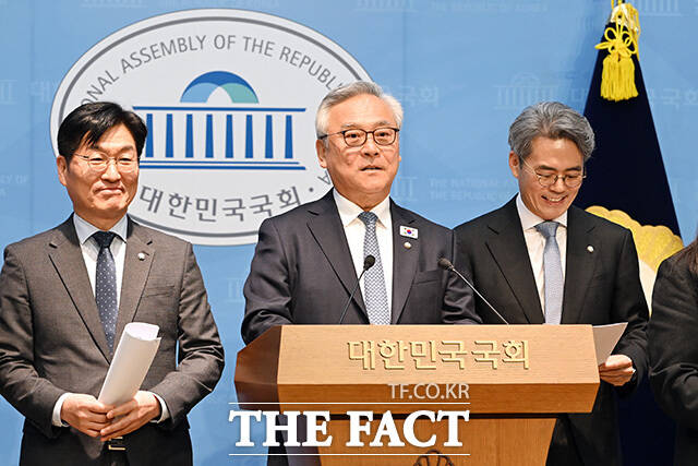 윤석열 정권 정치검찰 조작기소 진상규명을 위한 국정조사 추진관련 기자회견 열고 발언하는 이재강 더민초 대표(가운데).