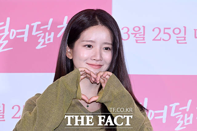 배우 김도연과 전소민, 어일선 감독, 배우 추소정(왼쪽부터)이 16일 오후 서울 용산구 CGV용산아이파크몰에서 열린 영화 ‘열여덟 청춘’ 언론배급시사회 및 기자간담회에 참석해 포즈를 취하고 있다. /서예원 기자