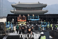  BTS 컴백 공연 D-5, 광화문앞 설치중인 무대 [TF사진관]