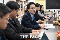  취재진 만나 의료개혁 질의 받는 박주민 보건복지위원장 [TF사진관]