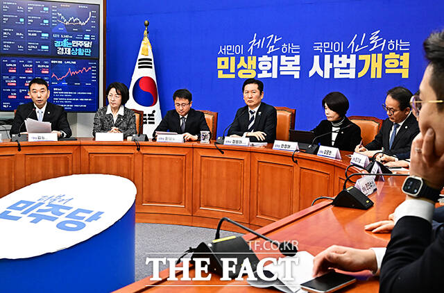 발언하는 김용민 법사위 여당 간사(왼쪽).