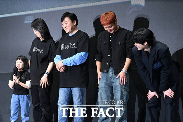 배우 박지훈이 17일 오후 서울 강남구 메가박스 코엑스에서 열린 영화 ‘왕과 사는 남자’ 무대인사에 참석해 한복을 입은 어린이와 포즈를 취하고 있다.