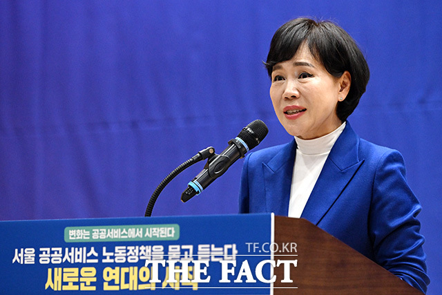 '임을 위한 행진곡' 제창하는 정청래 대표(가운데).