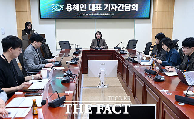 모두발언 하는 용혜인 기본소득당 대표.