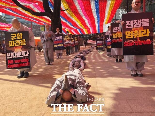 대한불교조계종 사회노동위원회와 실천불교승가회 소속 스님과 시민 30여명은 이날 서울 종로구 조계사부터 주한미국대사관 인근까지 오체투지를 진행했다. 오체투지는 이마와 두 팔꿈치, 두 무릎 등 신체의 다섯 부분이 땅에 닿도록 엎드려 절하는 것을 의미한다. /안디모데 기자